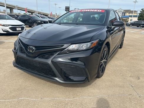 Used 2021 Toyota Camry SE image 3