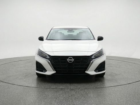Used 2025 Nissan Altima 2.5 SV FWD image 2
