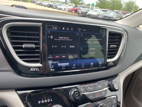 Used 2024 Chrysler Pacifica Touring-L FWD image 27