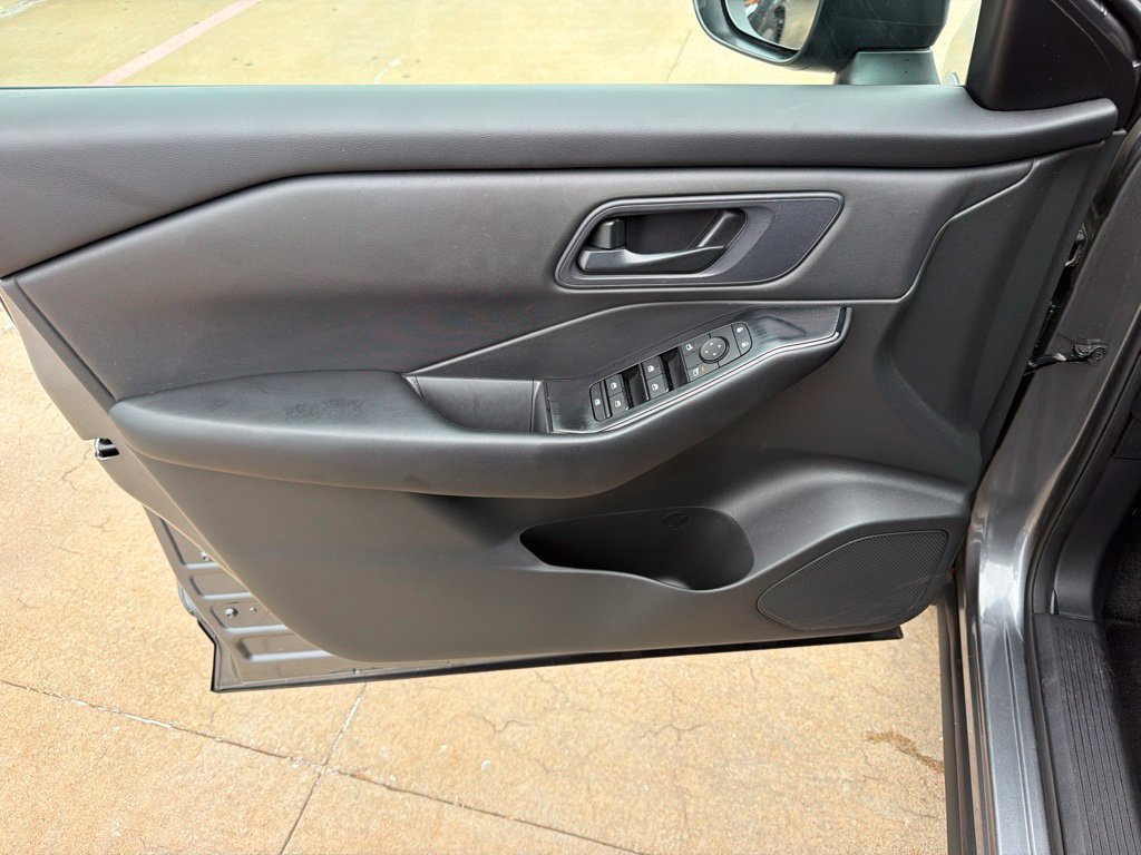 Used 2024 Nissan Rogue S FWD image 11