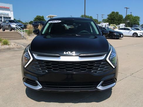 Used 2024 Kia Sportage LX FWD image 2