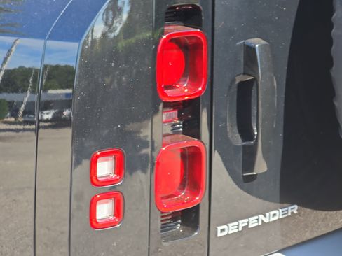 New 2025 Land Rover Defender 110 S image 33