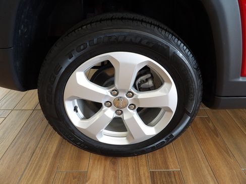 Used 2020 Jeep Compass Latitude w/ Cold Weather Group AWD/4WD image 5