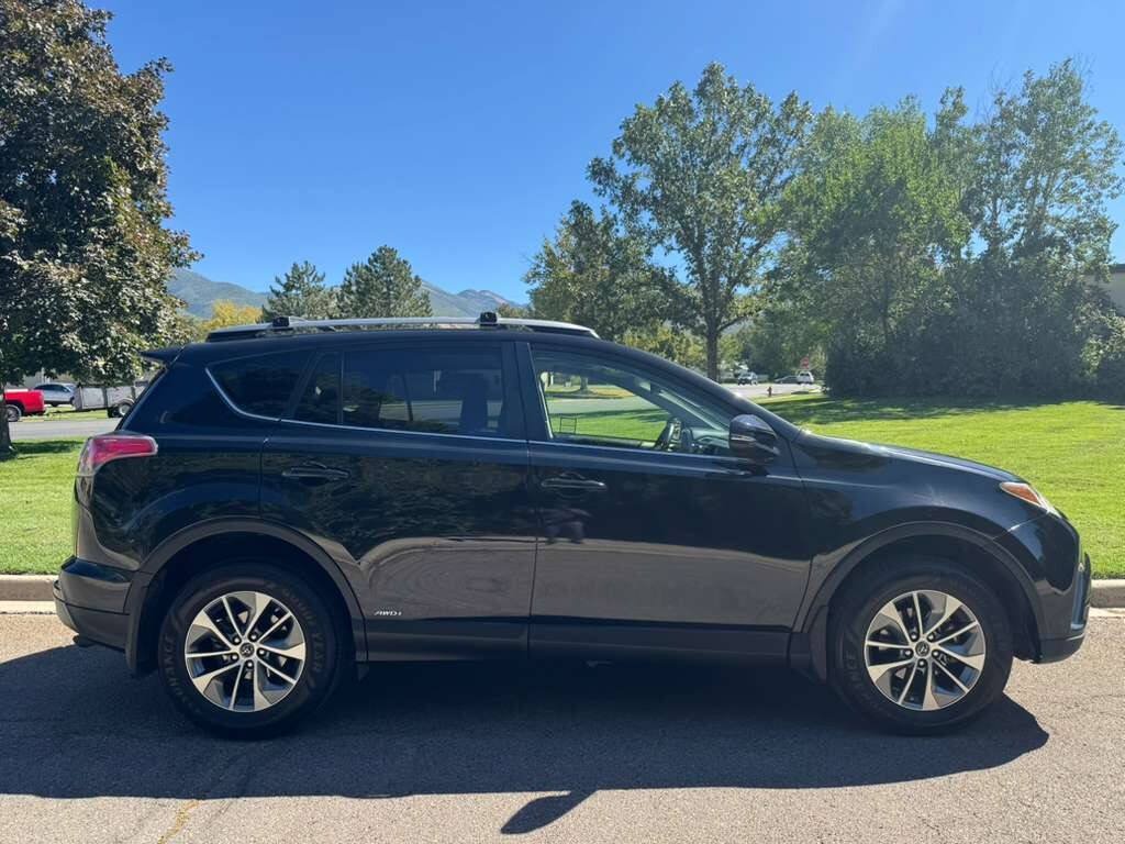 Used 2018 Toyota RAV4 XLE AWD/4WD image 2