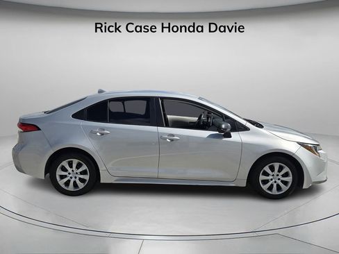 Used 2020 Toyota Corolla LE image 3