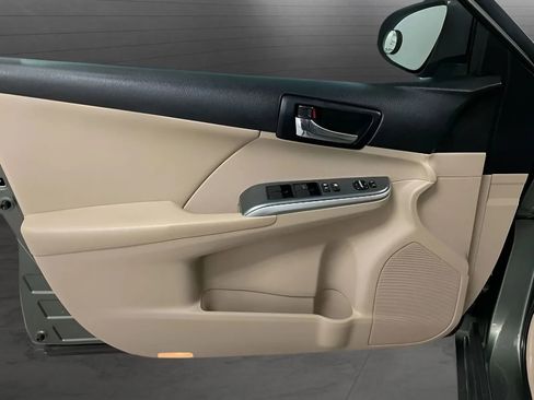 Used 2012 Toyota Camry XLE w/ Leather Pkg FWD image 9