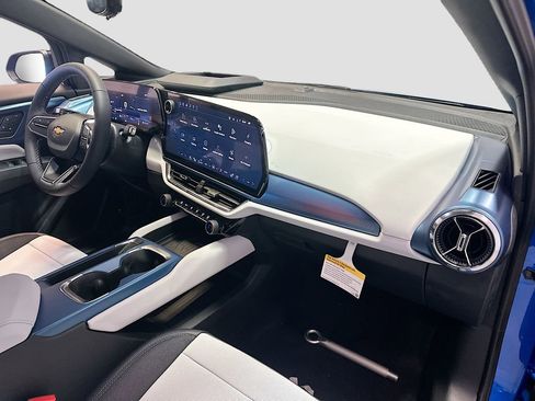 New 2026 Chevrolet Equinox EV LT w/ Convenience Package II FWD image 31