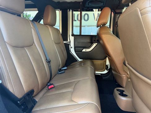 Used 2014 Jeep Wrangler Unlimited Rubicon w/ Connectivity Group AWD/4WD image 16