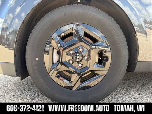 Used 2025 Kia Carnival FWD image 27