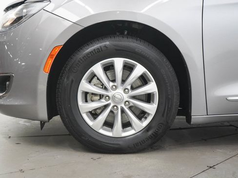 Used 2018 Chrysler Pacifica Touring-L FWD image 31