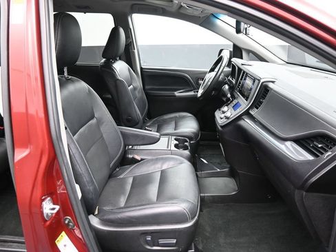Used 2017 Toyota Sienna SE FWD image 27