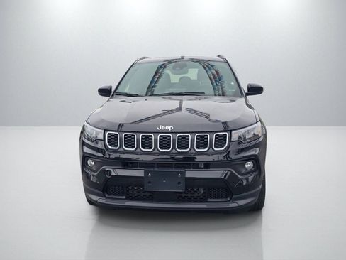 Used 2025 Jeep Compass Latitude w/ Sun & Sound Group AWD/4WD image 2