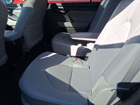 Used 2024 Toyota Highlander XLE image 31