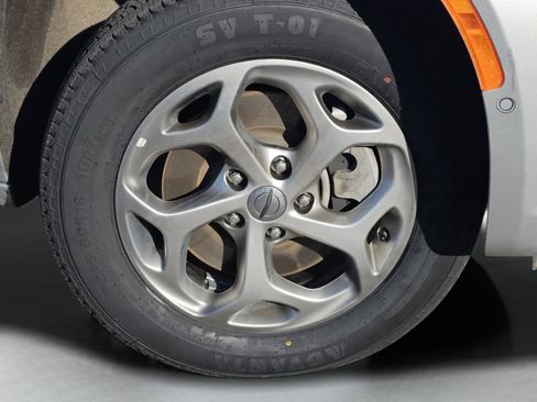 Used 2023 Chrysler Pacifica Limited image 18