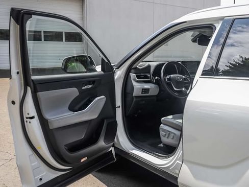 Used 2022 Toyota Highlander XLE AWD/4WD image 22