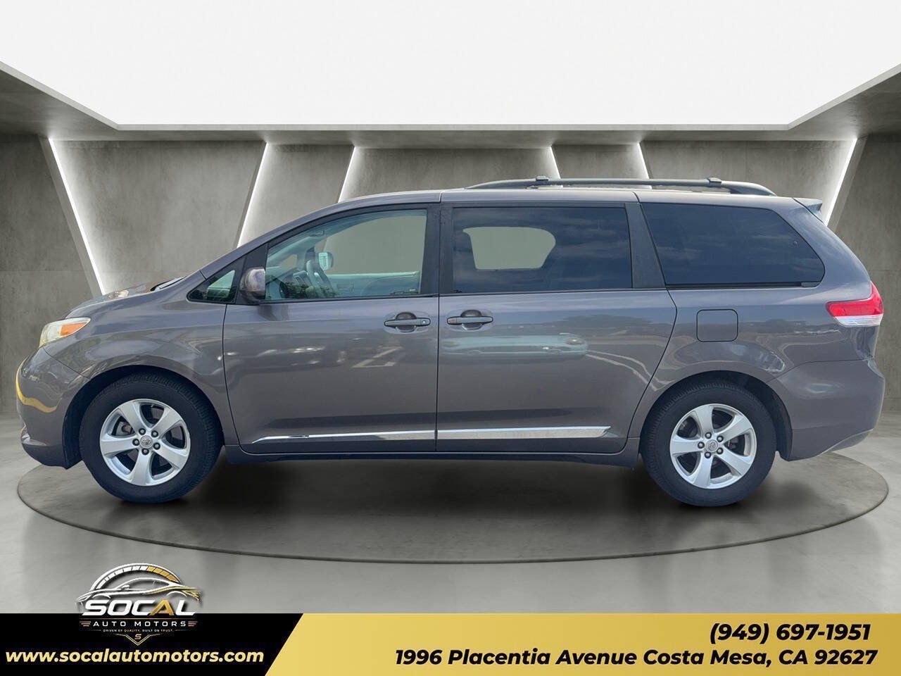 Used 2012 Toyota Sienna LE w/ Towing Pkg FWD image 2