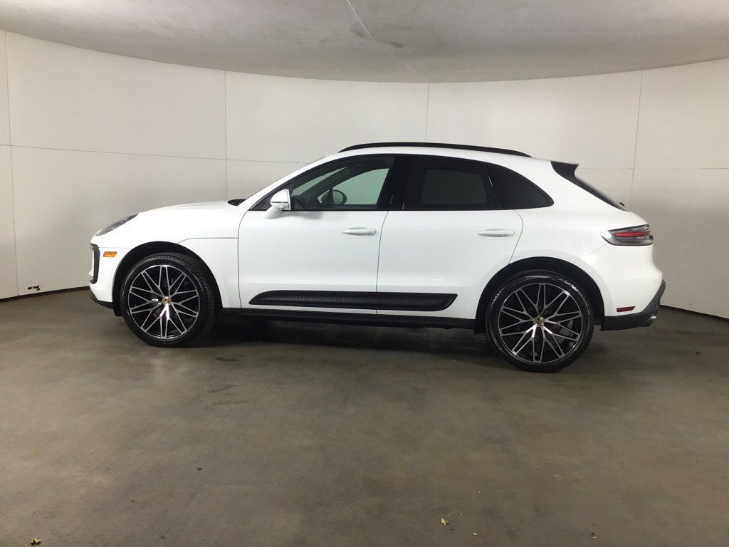 Certified 2026 Porsche Macan AWD/4WD image 2