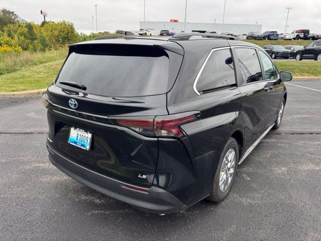 Certified 2025 Toyota Sienna LE w/ LE Plus Package AWD/4WD image 3
