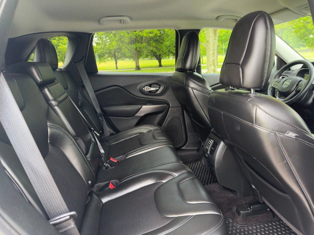 Used 2019 Jeep Cherokee Latitude Plus w/ Cold Weather Group AWD/4WD image 34