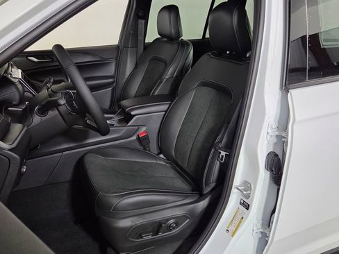 New 2025 Jeep Grand Cherokee Altitude image 15