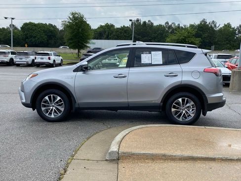 Used 2018 Toyota RAV4 XLE AWD/4WD image 4