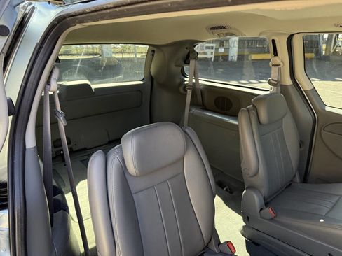 Used 2006 Chrysler Town & Country Touring image 78