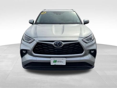 Used 2023 Toyota Highlander XLE AWD/4WD image 2