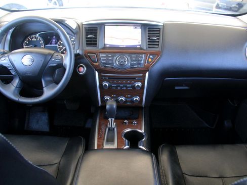 Used 2017 Nissan Pathfinder Platinum image 9