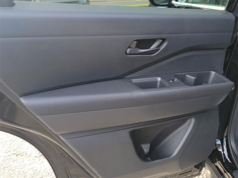 Used 2024 Nissan Pathfinder SV image 12