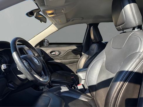 Used 2019 Jeep Cherokee Latitude Plus AWD/4WD image 9