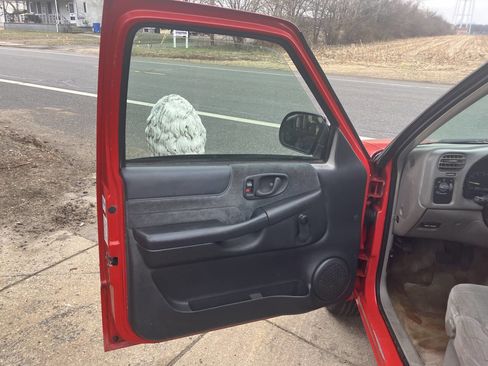 Used 2000 Chevrolet S10 Pickup LS w/ Preferred Equipment Group image 23