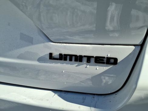 Used 2023 Jeep Grand Cherokee Limited w/ Black Appearance Package image 5