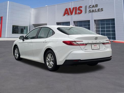 Used 2025 Toyota Camry LE image 3