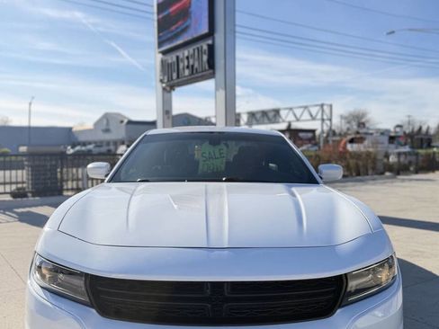 Used 2019 Dodge Charger SXT RWD image 2