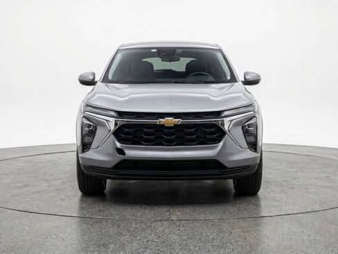 Used 2025 Chevrolet Trax LT FWD image 2