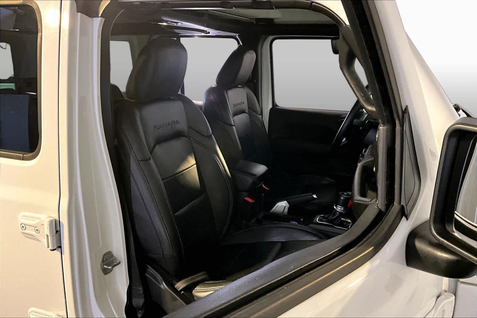 Used 2018 Jeep Wrangler Unlimited Sahara w/ Dual Top Group AWD/4WD image 8