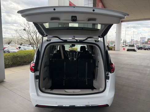 Used 2024 Chrysler Pacifica Touring-L image 19