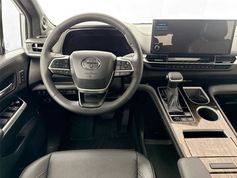 Certified 2025 Toyota Sienna Platinum image 33