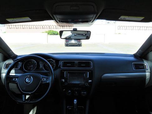 Used 2018 Volkswagen Jetta SE FWD image 9