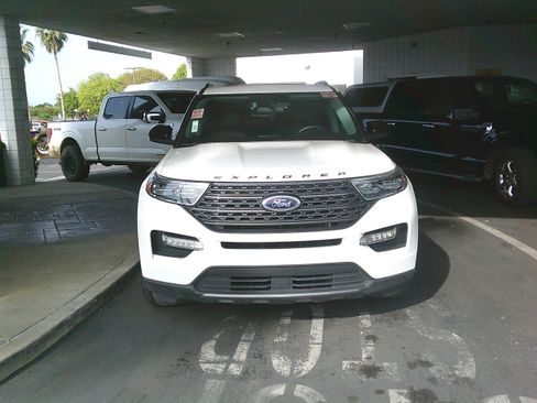 Used 2023 Ford Explorer XLT w/ Equipment Group 202A image 2
