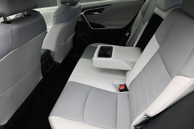 Used 2020 Toyota RAV4 XLE Premium FWD image 20