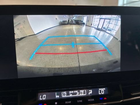 Used 2025 Toyota Sienna XLE FWD image 21