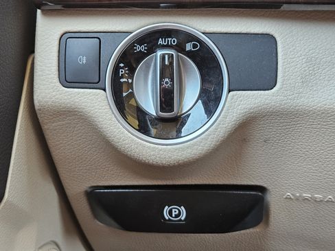 Used 2015 Mercedes-Benz GLK 350 2WD image 17