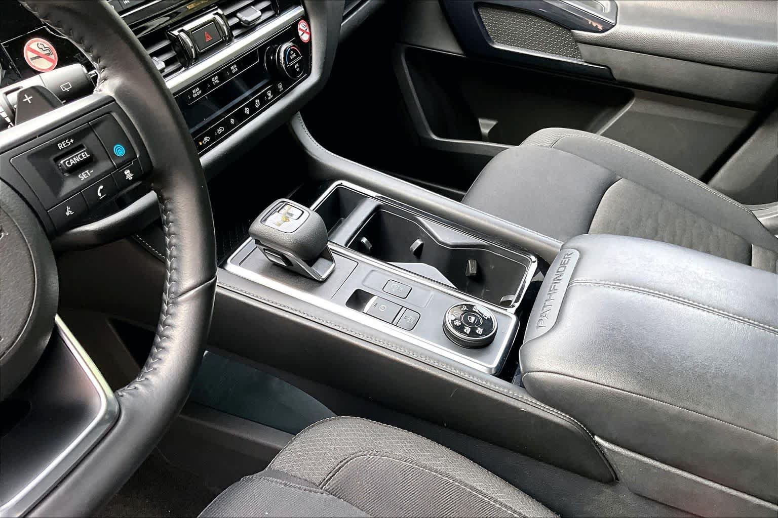 Used 2025 Nissan Pathfinder SV AWD/4WD image 17