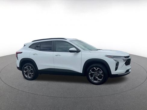 Used 2025 Chevrolet Trax LT FWD image 2