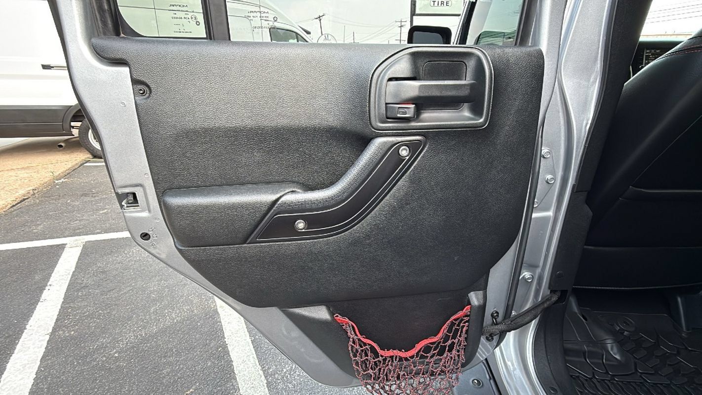 Used 2017 Jeep Wrangler Unlimited Rubicon AWD/4WD image 11