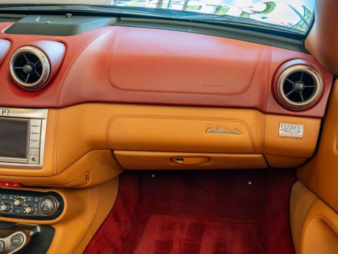 Used 2010 Ferrari California RWD image 18