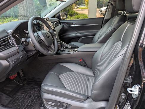 Used 2024 Toyota Camry SE AWD/4WD image 3