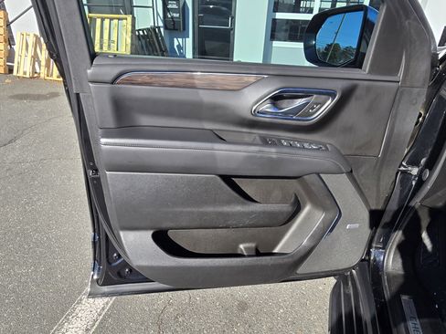 Used 2023 Chevrolet Suburban LT w/ Luxury Package image 17