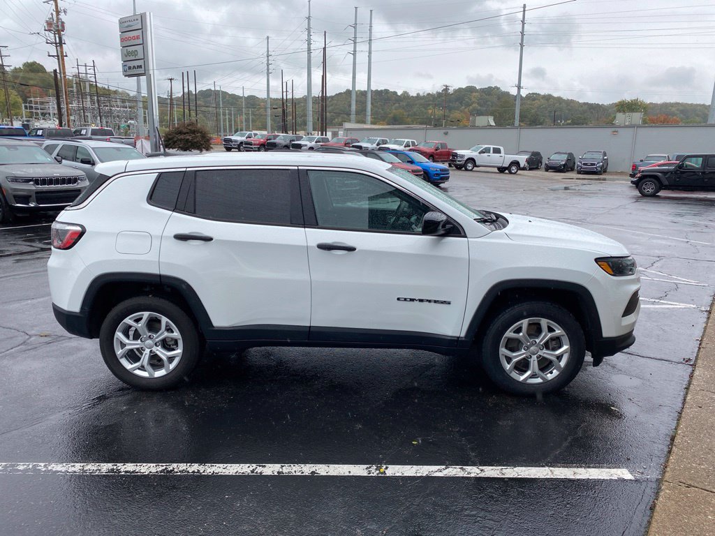 Used 2024 Jeep Compass Sport AWD/4WD image 7